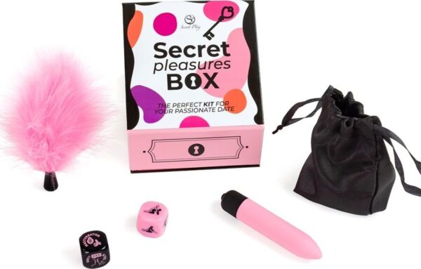 Súprava Secret Pleasures Box od Secret Play s dvoma kockami, ružovým vibračným vajíčkom, ružovým pierkom a čiernym saténovým vrecúškom