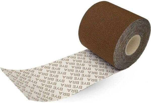 Rolka telovej pásky Bye Bra Body Tape 5 m s hnedými krytkami bradaviek