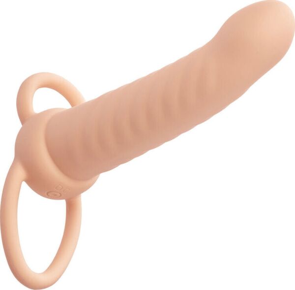 Dvojitý penetrátor CalExotics Performance Maxx Ribbed Dual Penetrator v slonovinovej farbe so semenníkovým krúžkom