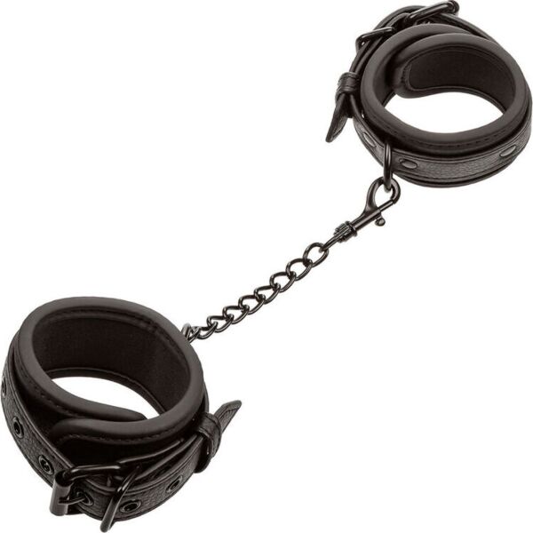 Čierne putá na zápästia CalExotics Nocturnal Wrist Cuffs s kovovou reťazou