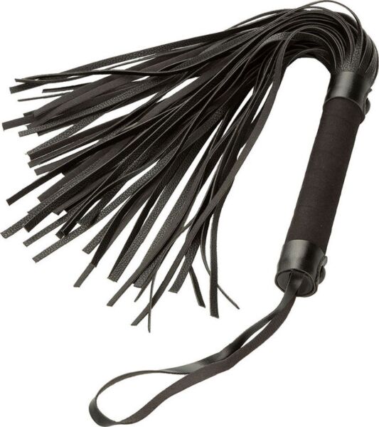 Čierny bič so strapcami Nocturnal Collection Flogger od CalExotics s remienkom na zápästie