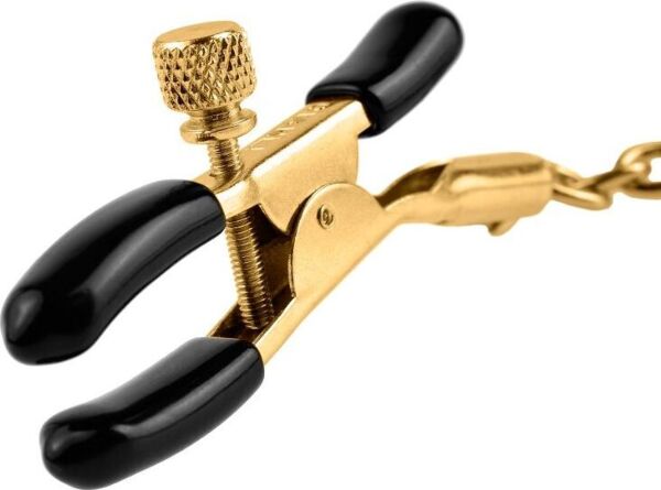 Svorky na bradavky Fetish Fantasy Gold Chain Nipple Clamps v zlatej a čiernej farbe, spojené retiazkou