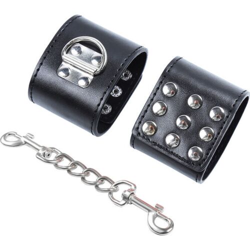 Putá Ohmama Fetish s kovovým prackou na zápästia